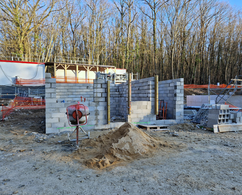 Maçonnerie : élévation des murs d'un local technique à St Sauveur-sur-Ecole