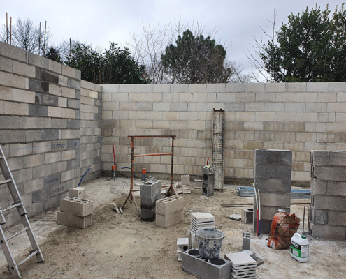 construction d'une maison contemporaine par AIT Bâtiment : élévation des murs